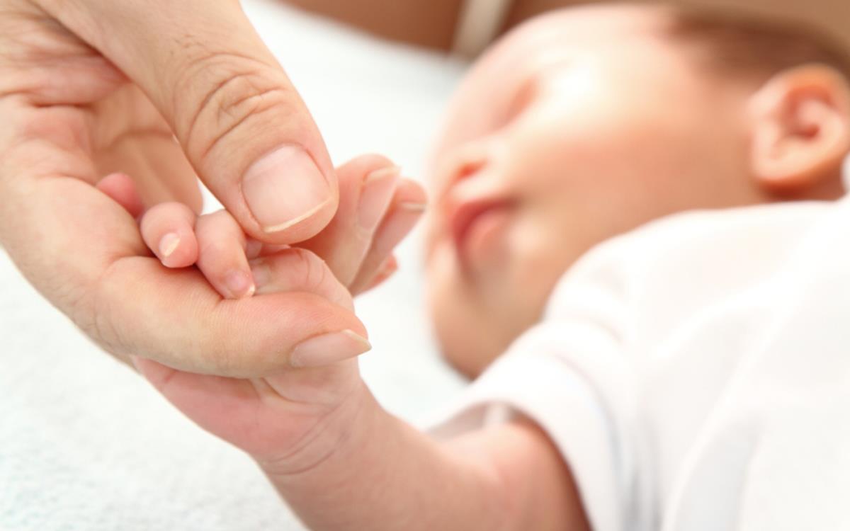 <div>
	Bebek memeden sütü emerek indirmelidir. Bebeğinizin ağlaması sızlanması gayet normaldir çünkü yeni doğmuştur ve bu böyle 3 ay kadar sürebilir. Bebekler ağladıkça anneler yada yakınları sütün yetmiyor bebek aç telaşına kapılabiliyor ama bu yanlış bir tutumdur. Anneler bunu normal bir durum gibi kabullendiginde hiç bir problem kalmayacaktır.</div>
<div>
	Bebekler ilk 3 ay kendilerini anne karnında hissederler ağlamaları sızlanmaları ışıktan yüksek sesten korkmaları gayet normaldir. Bu korkuları için sığınacağı tek bir yer var oda annesi ve annesinin memesi. Yani bebek her ağladığında karnı aç değildir. Korkmusta olabilir. 24 saati annesinin memesinde geçirmek isteyebilir bu dönemde ayrıca gözleri çok net görmez.</div>
<div>
	Bebeğinizle aranıza bir şey sokmazsanız ve memenizi bebeginize yastık yaparsanız ileriki zamanlarda nekadar rahat edeceginizi göreceksiniz.</div>
<div>
	 </div>
<div>
	Bol sütler.</div>
