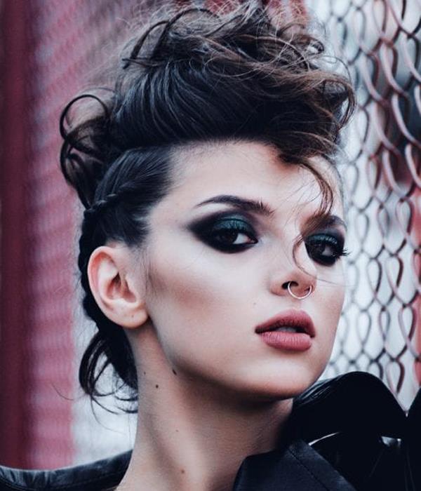 Yanları Kazıtılmış Kısa Kadın Saç Modeli  / Mohawk Saç Modeli