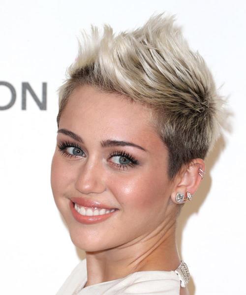 Miley Cyrus'un Boyalı Kısa Saç Modeli