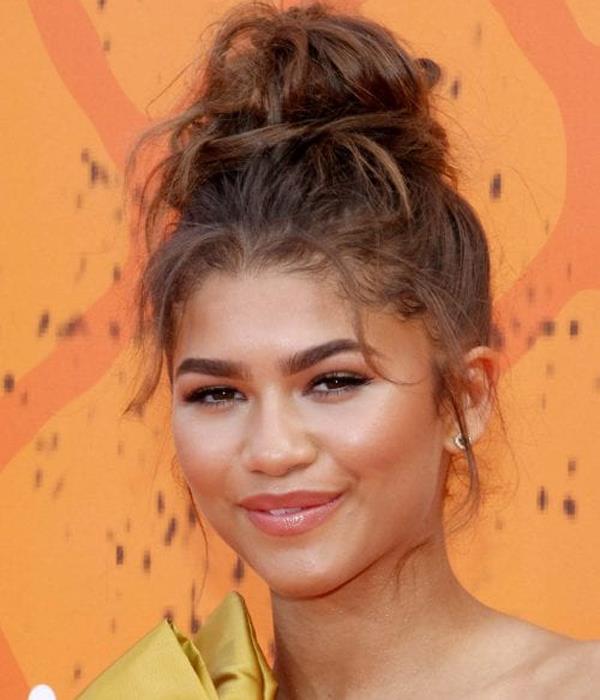 Zendaya'nın Dağınık Topuz Saç Modeli