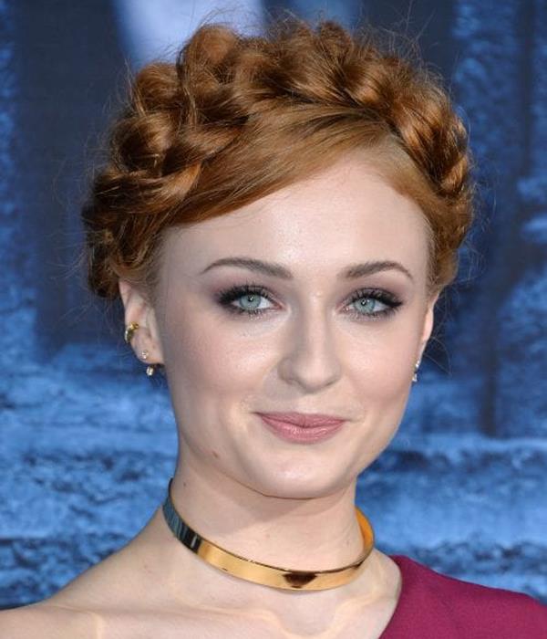 Sophie Turner'ın Kabarık Örgü Taç Şeklinde Saç Modeli