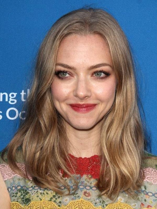Amanda Seyfried'in Klasik Orta Kesim Saç Modeli
