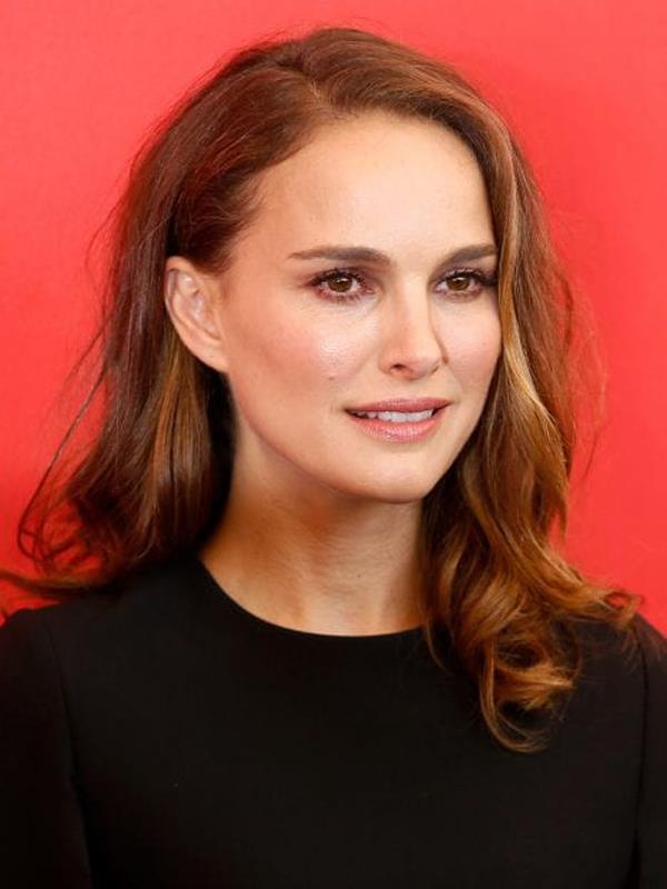 Natalie Portman'ın Klasik ve Rahat Bukleli Saç Modeli